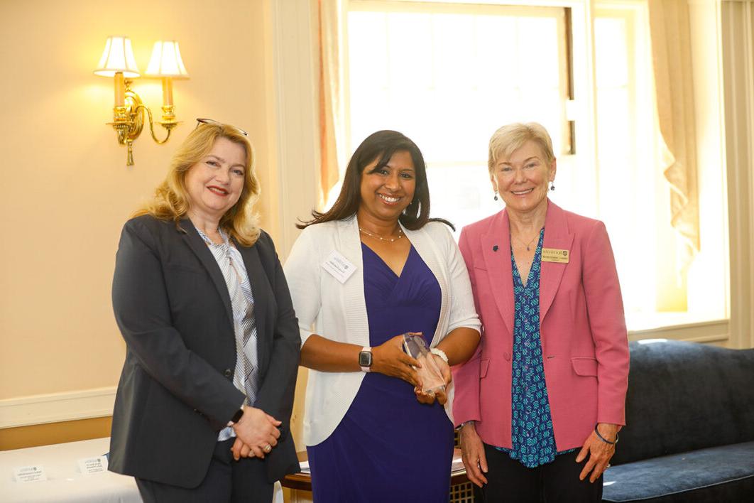 员工社区服务奖 winner, Veena Ganeshan poses with President Mangelsdorf and Kathleen M. 加卢奇说